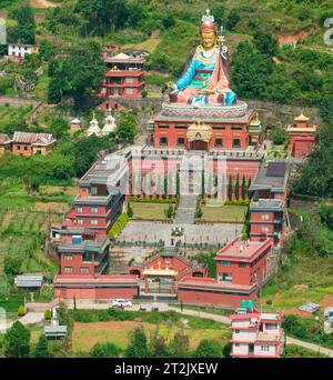 Vue aérienne de la plus grande statue de Guru Rinpoché au Népal, située dans le monastère de Dollu, Dakshinkali. Pharping 10-10-2023 Banque D'Images