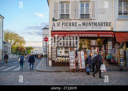 St. Boutique de souvenirs Pierre de Montmartre à l'entrée du quartier de Montmartre. PARIS - 29 AVRIL 2019 Banque D'Images