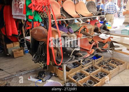 Vieux fers à cheval rouillés sur un marché à Bichkek au Kirghizistan, Asie centrale Banque D'Images