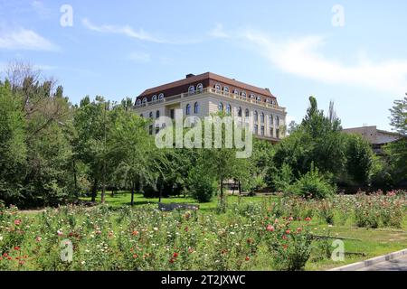 Août 18 2023 - Bichkek au Kirghizistan, Asie centrale : bâtiment au centre de la capitale kirghize Banque D'Images