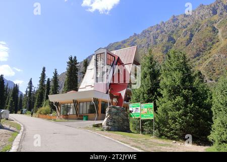 Août 19 2023 - Parc national d'Ala Archa, Kirghizistan en Asie centrale : Alplager dans le Parc national d'Ala Archa Banque D'Images