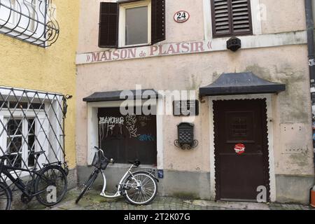 Leerstände, 2023, Steingasse, Bordell, Maison de plaisir, rechte Altstadt, Salzburg, Manfred Siebinger *** postes vacants, 2023, Steingasse, bordel, Maison de plaisir, vieille ville, Salzbourg, Manfred Siebinger Banque D'Images
