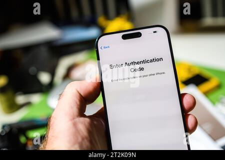 Londres, Royaume-Uni - 28 septembre 2023 : saisissez le code d'authentification sur l'autre iPhone lors de la mise à niveau de 14 Pro vers 15 Pro Max Banque D'Images