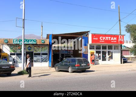 Août 20 2023 - Toktogul, Kirghizistan en Asie centrale : Streetlife dans un petit village Banque D'Images