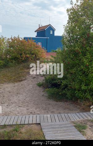 Chemins en bois sur le sable près de la ville de Klaipeda en Lituanie, maison bleue Banque D'Images
