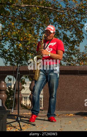Moscou, Russie - 23 septembre 2015 : musicien habillé de style et jouant de la musique dans les rues. Banque D'Images