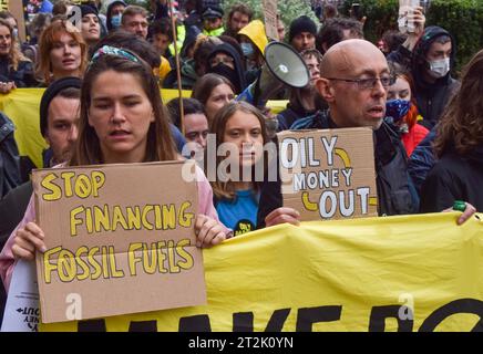 Londres, Royaume-Uni. 19 octobre 2023. La militante suédoise GRETA THUNBERG se joint à une manifestation à Canary Wharf deux jours seulement après avoir été arrêtée à Londres. Les manifestants ont défilé dans le quartier financier et se sont assis devant les sièges de JP Morgan et Barclays pour protester contre le financement des combustibles fossiles. Crédit : Vuk Valcic/Alamy Live News Banque D'Images