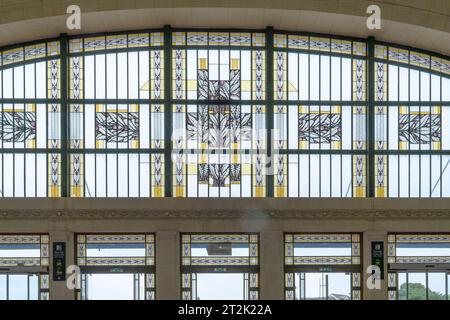 À l'intérieur de la gare de Limoges Bénédictins, nommée d'après un ancien monastère bénédictin. L’architecte Roger Gonthier mêle art nouveau, art déco et néo-classicisme. Banque D'Images