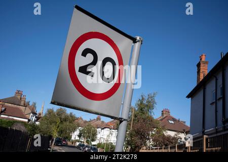 Un panneau de limite de vitesse de 20 mph est vu sur une rue résidentielle à Herne Hill, Lambeth, le 20 octobre 2023, à Londres, Angleterre. Banque D'Images