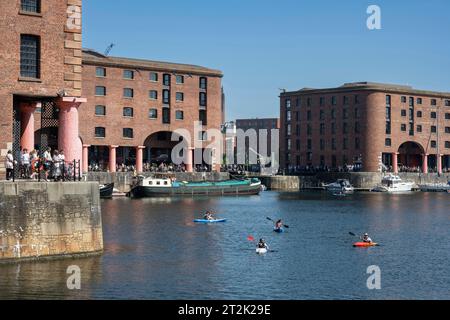 Kayaks à Albert Dock, Liverpool, mai 2023 Banque D'Images