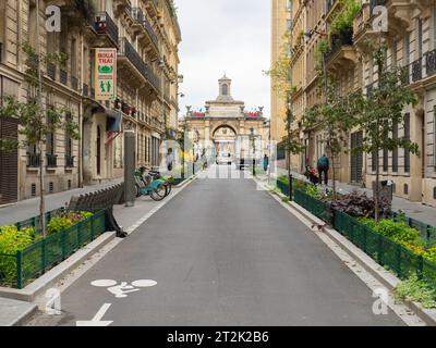 Paris, France - 11 mai 2023 : rue récemment repensée avec espaces verts et stations de vélo Banque D'Images