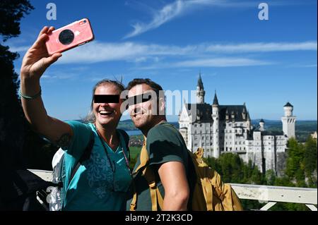 Les touristes prennent un selfie avec le château de Neuschwanstein dans le Allgäu bavarois près de Füssen, en Allemagne Banque D'Images