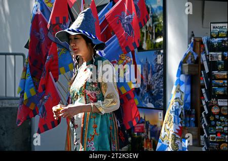 Touriste asiatique avec chapeau traditionnel au château de Neuschwanstein dans le Allgäu bavarois près de Füssen, Allemagne Banque D'Images