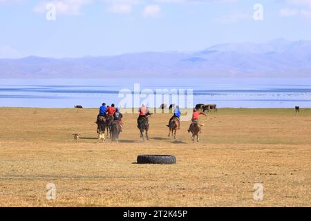 Août 24 2023 - Lac Song kol au Kirghizistan : les habitants jouent au kok boru (ulak tartych), jeu de cheval traditionnel, avec un mannequin en cuir au lieu d'une chèvre carcas Banque D'Images