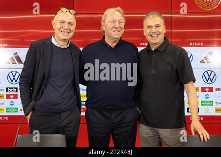 20 octobre 2023, Hesse, Francfort-sur-le-main : football : équipe nationale, femmes : conférence de presse avec le nouvel entraîneur national intérimaire. Bernd Neuendorf, président de DFB (gauche-droite), Horst Hrubesch, nouvel entraîneur national intérimaire de l'équipe nationale féminine, et Andreas Rettig, directeur général. Photo : Jürgen Kessler/dpa Banque D'Images