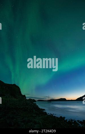 Une exposition à la fin de l'été des aurores boréales - Aurora Borealis au-dessus de la baie de BuvÃ¥gen à Helle sur la pointe la plus occidentale de MoskenesÃ¸y, îles Lofoten, Norvège Banque D'Images