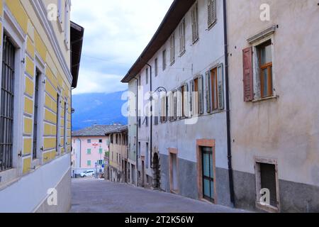 Mai 18 2023 - Levico terme, Löweneck en Italie : le centre du village avec les touristes Banque D'Images