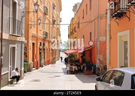 Mai 25 2023 - Cagliari, Sardaigne en Italie : les gens profitent de la vieille ville un jour d'été Banque D'Images