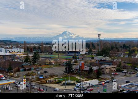 Mont Rainier à l'horizon depuis Tacoma Banque D'Images