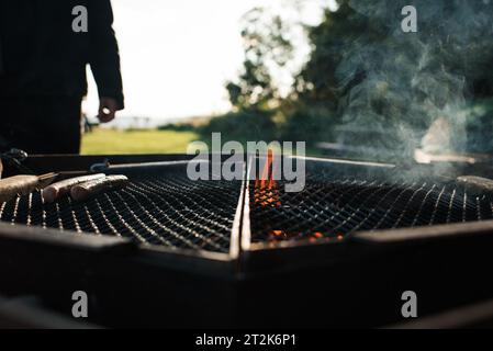 Feu brûlant dans un barbecue à la plage en Suède Banque D'Images