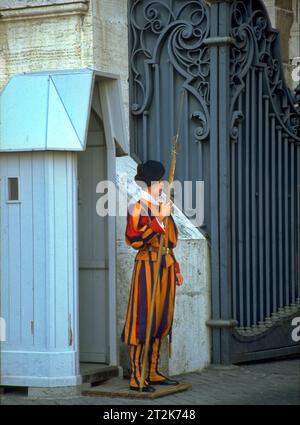 Garde Suisse devant une entrée de la Cité du Vatican. Banque D'Images