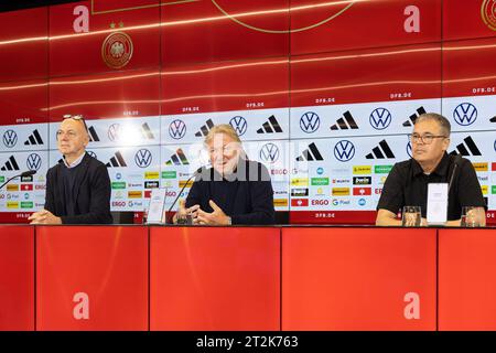 20 octobre 2023, Hesse, Francfort-sur-le-main : football : équipe nationale, femmes. Conférence de presse avec le nouvel entraîneur national par intérim Hrubesch : le président de la DFB Bernd Neuendorf (l), le nouvel entraîneur national par intérim de l'équipe nationale féminine, Horst Hrubesch, et le directeur général Andreas Rettig. Photo : Jürgen Kessler/dpa Banque D'Images