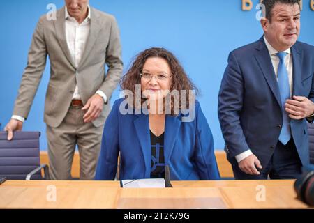 Daniel Terzenbach, Vorstand Regionen der Bundesagentur fuer Arbeit, Andrea Nahles, Vorstandsvorsitzende der Bundesagentur fuer Arbeit, und Hubertus Heil, Bundesminister fuer Arbeit und Soziales, am 18.10.2023 in der Bundespressekonferenz zum Thema Arbeitsmarktintegration. Heil SPD und Nahles stellten in der Bundespressekonferenz den Sonderbeauftragten der Bundesregierung fuer die Arbeitsmarktintegration von Gefluechteten, Daniel Terzenbach vor. Er soll der verantwortliche Koordinator fur den Turbo zur Arbeitsmarktintegration werden. Siehe epd-Meldung vom 18.10.2023 À USAGE ÉDITORIAL UNIQUEMENT Banque D'Images