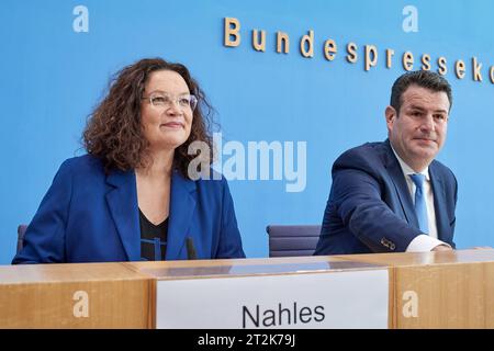 V.L. Andrea Nahles, Vorstandsvorsitzende der Bundesagentur fuer Arbeit, und Hubertus Heil, Bundesminister fuer Arbeit und Soziales, Am 18.10.2023 in der Bundespressekonferenz à Berlin. UTILISATION ÉDITORIALE *** V l Andrea Nahles, présidente de l'Agence fédérale pour l'emploi, et Hubertus Heil, ministre fédéral du travail et des Affaires sociales, à la conférence de presse fédérale à Berlin le 18 10 2023 UTILISATION ÉDITORIALE Copyright : epd-bild/ChristianxDitsch D23D1018PKArbeitsmarktintegration135841 crédit : Imago/Alamy Live News Banque D'Images