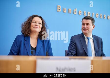 V.L. Andrea Nahles, Vorstandsvorsitzende der Bundesagentur fuer Arbeit, und Hubertus Heil, Bundesminister fuer Arbeit und Soziales, Am 18.10.2023 in der Bundespressekonferenz à Berlin. UTILISATION ÉDITORIALE *** V l Andrea Nahles, présidente de l'Agence fédérale pour l'emploi, et Hubertus Heil, ministre fédéral du travail et des Affaires sociales, à la conférence de presse fédérale à Berlin le 18 10 2023 UTILISATION ÉDITORIALE Copyright : epd-bild/ChristianxDitsch D23D1018PKArbeitsmarktintegration135829 crédit : Imago/Alamy Live News Banque D'Images