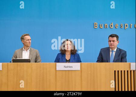 Daniel Terzenbach, Vorstand Regionen der Bundesagentur fuer Arbeit, Andrea Nahles, Vorstandsvorsitzende der Bundesagentur fuer Arbeit, und Hubertus Heil, Bundesminister fuer Arbeit und Soziales, am 18.10.2023 in der Bundespressekonferenz zum Thema Arbeitsmarktintegration. Heil SPD und Nahles stellten in der Bundespressekonferenz den Sonderbeauftragten der Bundesregierung fuer die Arbeitsmarktintegration von Gefluechteten, Daniel Terzenbach vor. Er soll der verantwortliche Koordinator fur den Turbo zur Arbeitsmarktintegration werden. Siehe epd-Meldung vom 18.10.2023 À USAGE ÉDITORIAL UNIQUEMENT Banque D'Images