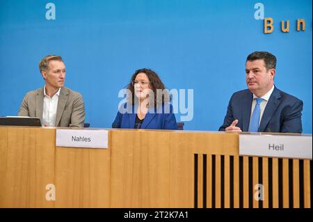 Daniel Terzenbach, Vorstand Regionen der Bundesagentur fuer Arbeit, Andrea Nahles, Vorstandsvorsitzende der Bundesagentur fuer Arbeit, und Hubertus Heil, Bundesminister fuer Arbeit und Soziales, am 18.10.2023 in der Bundespressekonferenz zum Thema Arbeitsmarktintegration. Heil SPD und Nahles stellten in der Bundespressekonferenz den Sonderbeauftragten der Bundesregierung fuer die Arbeitsmarktintegration von Gefluechteten, Daniel Terzenbach vor. Er soll der verantwortliche Koordinator fur den Turbo zur Arbeitsmarktintegration werden. Siehe epd-Meldung vom 18.10.2023 À USAGE ÉDITORIAL UNIQUEMENT Banque D'Images