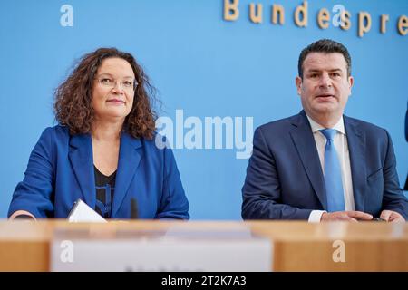 V.L. Andrea Nahles, Vorstandsvorsitzende der Bundesagentur fuer Arbeit, und Hubertus Heil, Bundesminister fuer Arbeit und Soziales, Am 18.10.2023 in der Bundespressekonferenz à Berlin. UTILISATION ÉDITORIALE *** V l Andrea Nahles, présidente de l'Agence fédérale pour l'emploi, et Hubertus Heil, ministre fédéral du travail et des Affaires sociales, à la conférence de presse fédérale à Berlin le 18 10 2023 UTILISATION ÉDITORIALE Copyright : epd-bild/ChristianxDitsch D23D1018PKArbeitsmarktintegration135825 crédit : Imago/Alamy Live News Banque D'Images