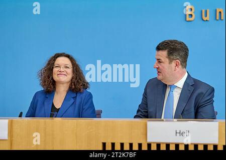 V.L. Andrea Nahles, Vorstandsvorsitzende der Bundesagentur fuer Arbeit, und Hubertus Heil, Bundesminister fuer Arbeit und Soziales, Am 18.10.2023 in der Bundespressekonferenz à Berlin. UTILISATION ÉDITORIALE *** V l Andrea Nahles, présidente de l'Agence fédérale pour l'emploi, et Hubertus Heil, ministre fédéral du travail et des Affaires sociales, à la conférence de presse fédérale à Berlin le 18 10 2023 UTILISATION ÉDITORIALE Copyright : epd-bild/ChristianxDitsch D23D1018PKArbeitsmarktintegration140732 crédit : Imago/Alamy Live News Banque D'Images