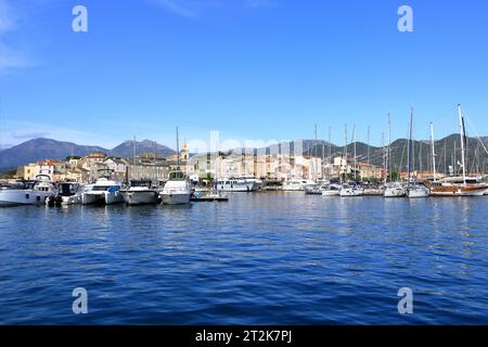 Juin 02 2023 - Saint-Florent, Corse en France : bateaux au port de pêche situé près du golfe Banque D'Images