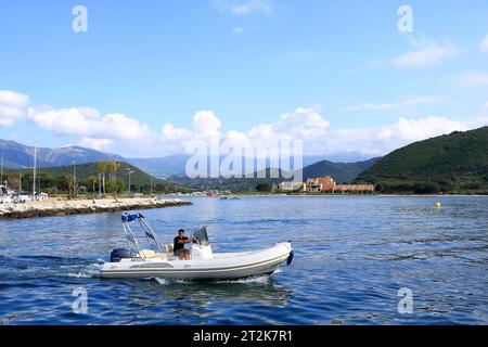 Juin 02 2023 - Saint-Florent, Corse en France : bateaux au port de pêche situé près du golfe Banque D'Images