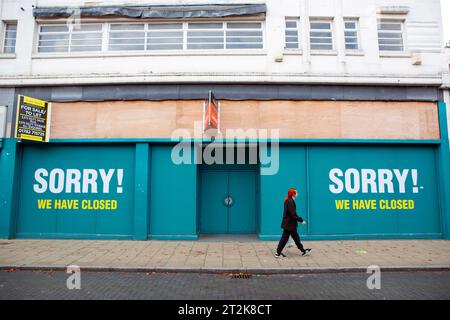 Un Poundland fermé dans le centre de Crewe dans le Cheshire réagit à la nouvelle que le Premier ministre Rishi Sunak a annoncé dans son discours de conférence Tory t Banque D'Images