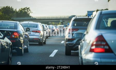 20.10.2023 Montabaur, Rheinland-Pfalz, Deutschland, Europa - Stau Autobahn A3 und Umleitungen Richtung Bonn, Köln, NRW - Symbolbild für Stau, Wochenendverkehr, Urlaubsverkehr, Verkehrsstockung, Verkehrskollaps, Verkehrshindernis, Wochenendstau, Reiseverkehr am Wochenende, Wochenendreisewelle, Wochenendaufkommen im Verkehr, Ferienverkehr, Verkehrsaufkommen während der Ferienzeit, Verkehrsbelastung während der Urlaubszeit, Verkehrswelle in den Ferien, Unfallgasse, Rettungsgasse, Notfallgasse, Gassenbildung, Bildung einer Rettungsgasse, Notfallspur, Baustellen Autobahn, Straßenbaustelle, Verkehrs Banque D'Images