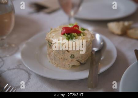 Salade russe espagnole traditionnelle avec mayonnaise. Tapas. Banque D'Images