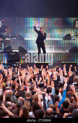 Le chanteur Jarvis Cocker joue avec Pulp au Castlefield Bowl à Manchester. C'est le premier concert de Pulp à Manchester en 22 ans. Banque D'Images