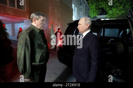 Rostov-sur-le-Don, Russie. 20 octobre 2023. Le président russe Vladimir Poutine est accueilli par le premier vice-ministre de la Défense, le chef d'état-major général Valéry Gerasimov, à gauche, avant une réunion au siège du district militaire du Sud, le 20 octobre 2023 à Rostov-sur-le-Don, en Russie. Crédit : Gavriil Grigorov/Kremlin Pool/Alamy Live News Banque D'Images