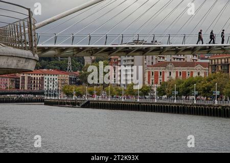 BILBAO, ESPAGNE, 26 septembre 2023 : Zubizuri (pont blanc), également connu sous le nom de pont Calatrava, relie les deux rives de l'estuaire et est l'un des deux Banque D'Images