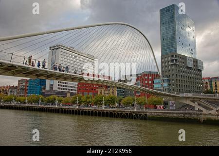 BILBAO, ESPAGNE, 26 septembre 2023 : Zubizuri (pont blanc), également connu sous le nom de pont Calatrava, relie les deux rives de l'estuaire et est l'un des deux Banque D'Images