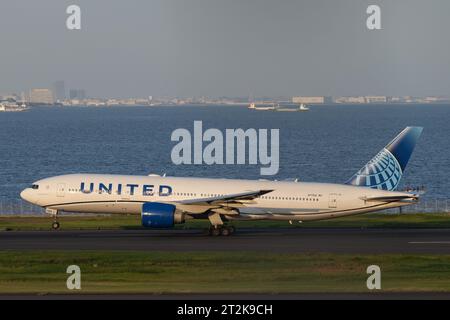 Tokyo, Japon. 12 octobre 2023. Un Boeing 777 (N77012) de United Airlines (UAL) décolle en route vers Washington DC.Aviation Airliner Industry mouvements à l'aéroport international Haneda Tokyo. (Image de crédit : © Taidgh Barron/ZUMA Press Wire) USAGE ÉDITORIAL SEULEMENT! Non destiné à UN USAGE commercial ! Banque D'Images