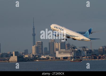 Tokyo, Japon. 12 octobre 2023. Un Boeing 777 (N77012) de United Airlines (UAL) décolle en route vers Washington DC.Aviation Airliner Industry mouvements à l'aéroport international Haneda Tokyo. (Image de crédit : © Taidgh Barron/ZUMA Press Wire) USAGE ÉDITORIAL SEULEMENT! Non destiné à UN USAGE commercial ! Banque D'Images