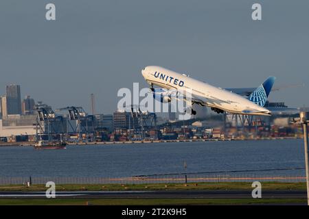 Tokyo, Japon. 12 octobre 2023. Un Boeing 777 (N77012) de United Airlines (UAL) décolle en route vers Washington DC.Aviation Airliner Industry mouvements à l'aéroport international Haneda Tokyo. (Image de crédit : © Taidgh Barron/ZUMA Press Wire) USAGE ÉDITORIAL SEULEMENT! Non destiné à UN USAGE commercial ! Banque D'Images