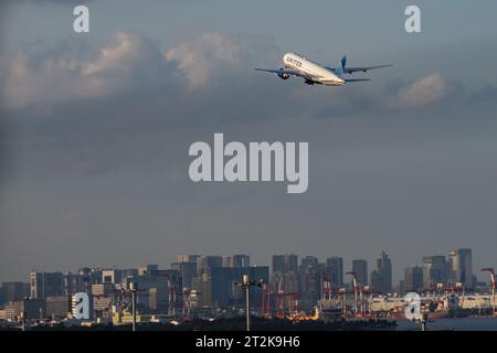 Tokyo, Japon. 12 octobre 2023. Un Boeing 777 (N77012) de United Airlines (UAL) décolle en route vers Washington DC.Aviation Airliner Industry mouvements à l'aéroport international Haneda Tokyo. (Image de crédit : © Taidgh Barron/ZUMA Press Wire) USAGE ÉDITORIAL SEULEMENT! Non destiné à UN USAGE commercial ! Banque D'Images