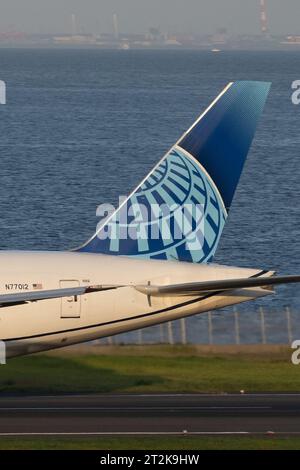 Tokyo, Japon. 12 octobre 2023. Un Boeing 777 (N77012) de United Airlines (UAL) décolle en route vers Washington DC.Aviation Airliner Industry mouvements à l'aéroport international Haneda Tokyo. (Image de crédit : © Taidgh Barron/ZUMA Press Wire) USAGE ÉDITORIAL SEULEMENT! Non destiné à UN USAGE commercial ! Banque D'Images