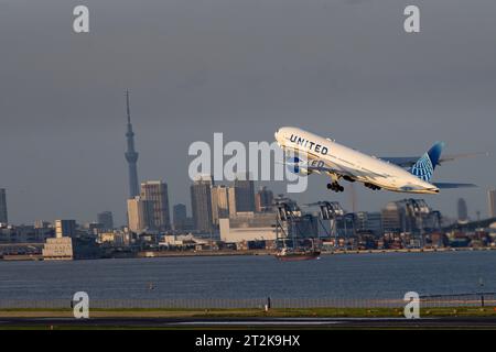 Tokyo, Japon. 12 octobre 2023. Un Boeing 777 (N77012) de United Airlines (UAL) décolle en route vers Washington DC.Aviation Airliner Industry mouvements à l'aéroport international Haneda Tokyo. (Image de crédit : © Taidgh Barron/ZUMA Press Wire) USAGE ÉDITORIAL SEULEMENT! Non destiné à UN USAGE commercial ! Banque D'Images