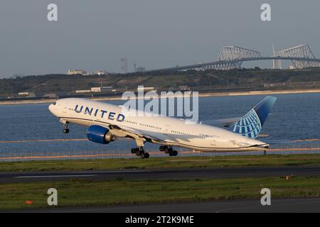 Tokyo, Japon. 12 octobre 2023. Un Boeing 777 (N77012) de United Airlines (UAL) décolle en route vers Washington DC.Aviation Airliner Industry mouvements à l'aéroport international Haneda Tokyo. (Image de crédit : © Taidgh Barron/ZUMA Press Wire) USAGE ÉDITORIAL SEULEMENT! Non destiné à UN USAGE commercial ! Banque D'Images