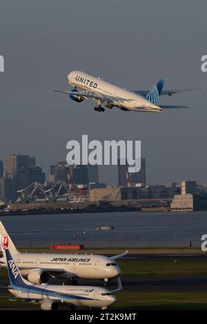 Tokyo, Japon. 12 octobre 2023. Un Boeing 777 (N77012) de United Airlines (UAL) décolle en route vers Washington DC.Aviation Airliner Industry mouvements à l'aéroport international Haneda Tokyo. (Image de crédit : © Taidgh Barron/ZUMA Press Wire) USAGE ÉDITORIAL SEULEMENT! Non destiné à UN USAGE commercial ! Banque D'Images